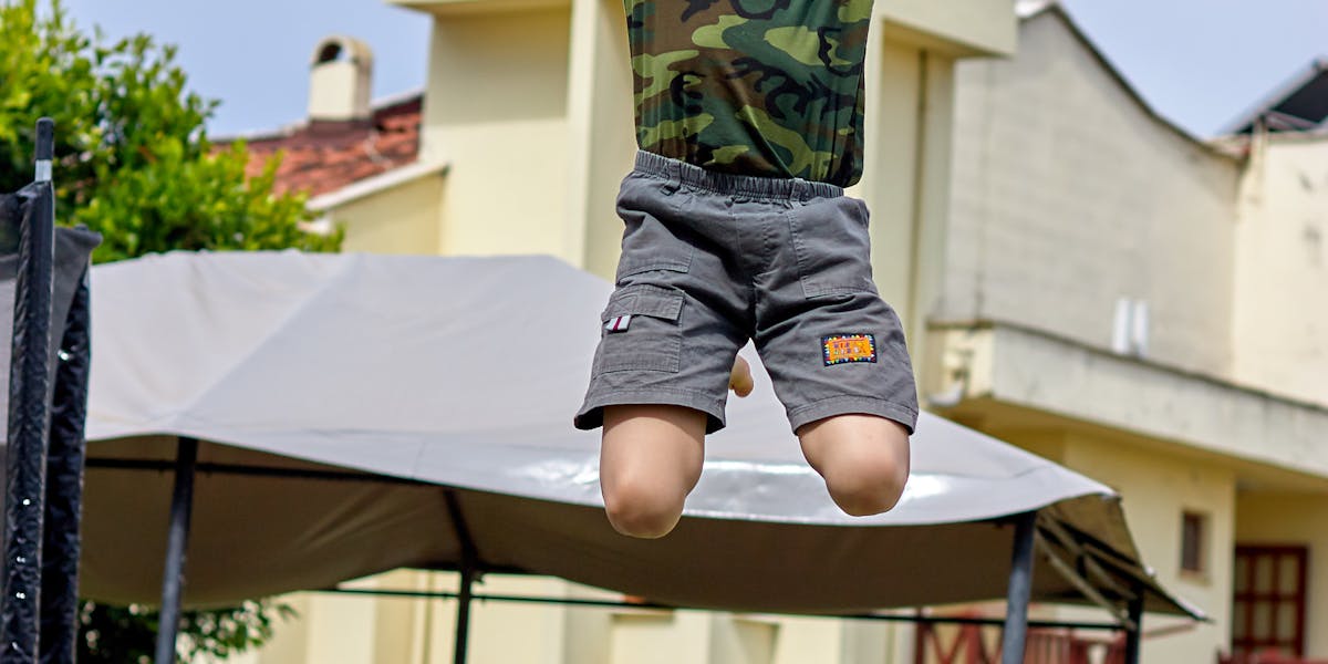 festa com cama elástica